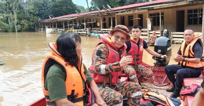 Woman Rescued as Floodwaters Reach 10 Feet, Bomba Ramps Up Operations in Sarawak 2 Woman Rescued as Floodwaters Reach 10 Feet, Bomba Ramps Up Operations in Sarawak