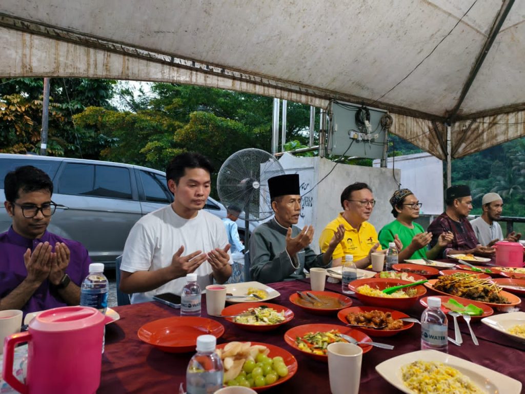 YB Lo Khere Chiang Joins Community Iftar at Nurul Jamiq Mosque 2 YB Lo Khere Chiang Joins Community Iftar at Nurul Jamiq Mosque