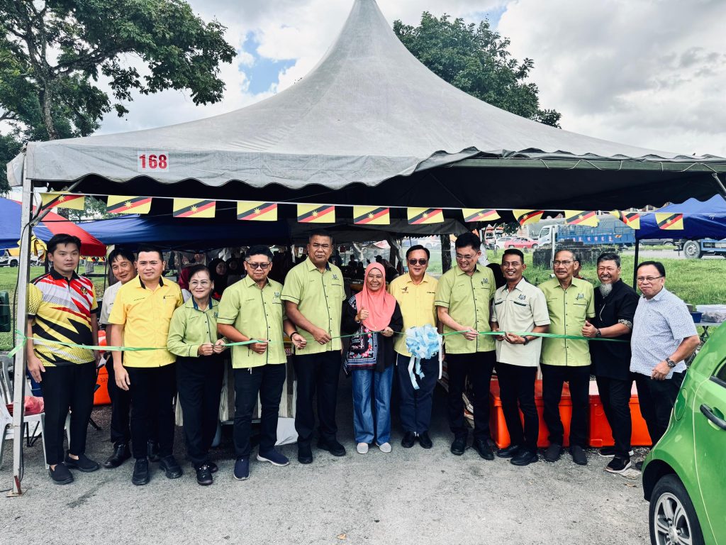 YB Lo Khere Chiang Visits and Opens Ramadan Bazaars in Batu Kitang