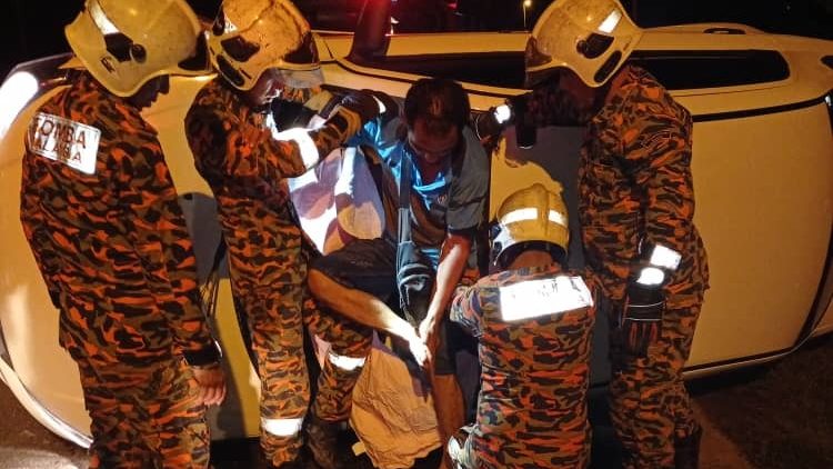 Man Injured After Car Overturns at Miri Hospital Traffic Light