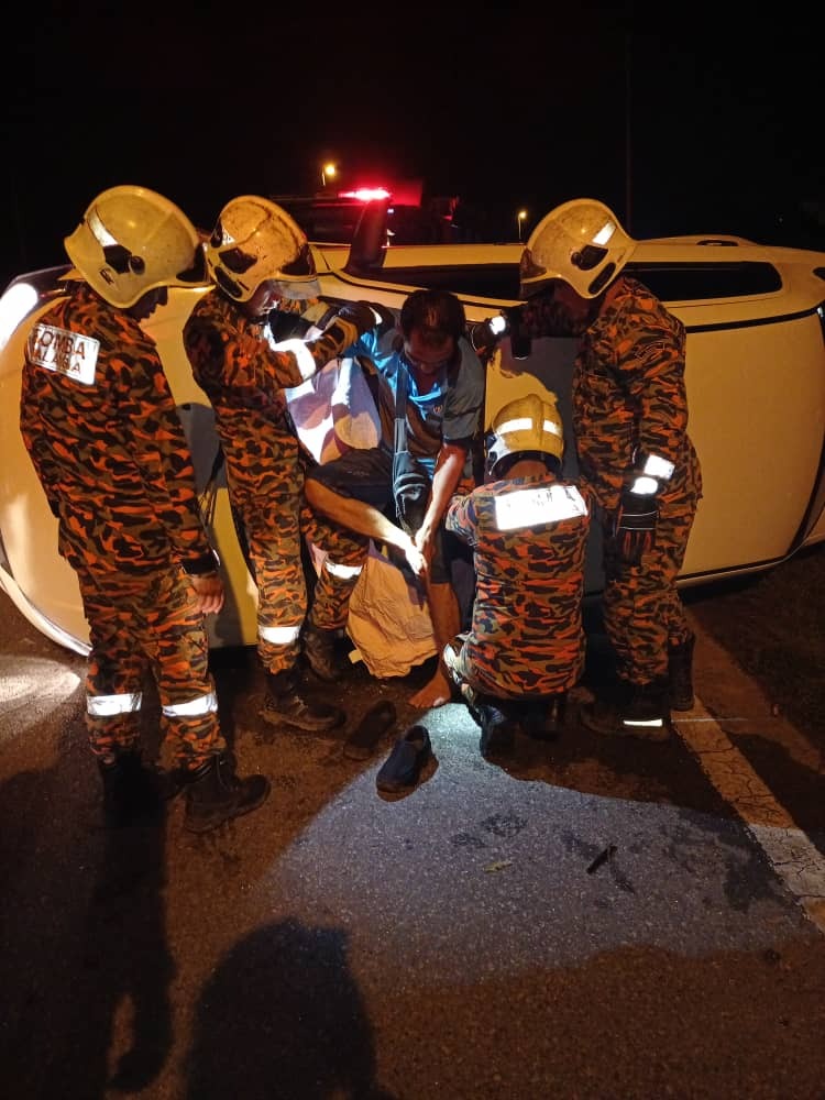 Man Injured After Car Overturns at Miri Hospital Traffic Light