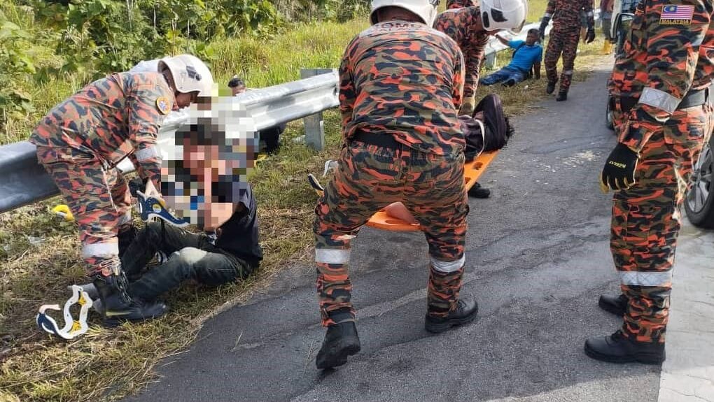 5 Foreigners Hurt in Car-Lorry Crash Along Bukit Sebangkoi Highway 1 5 Foreigners Hurt in Car-Lorry Crash Along Bukit Sebangkoi Highway