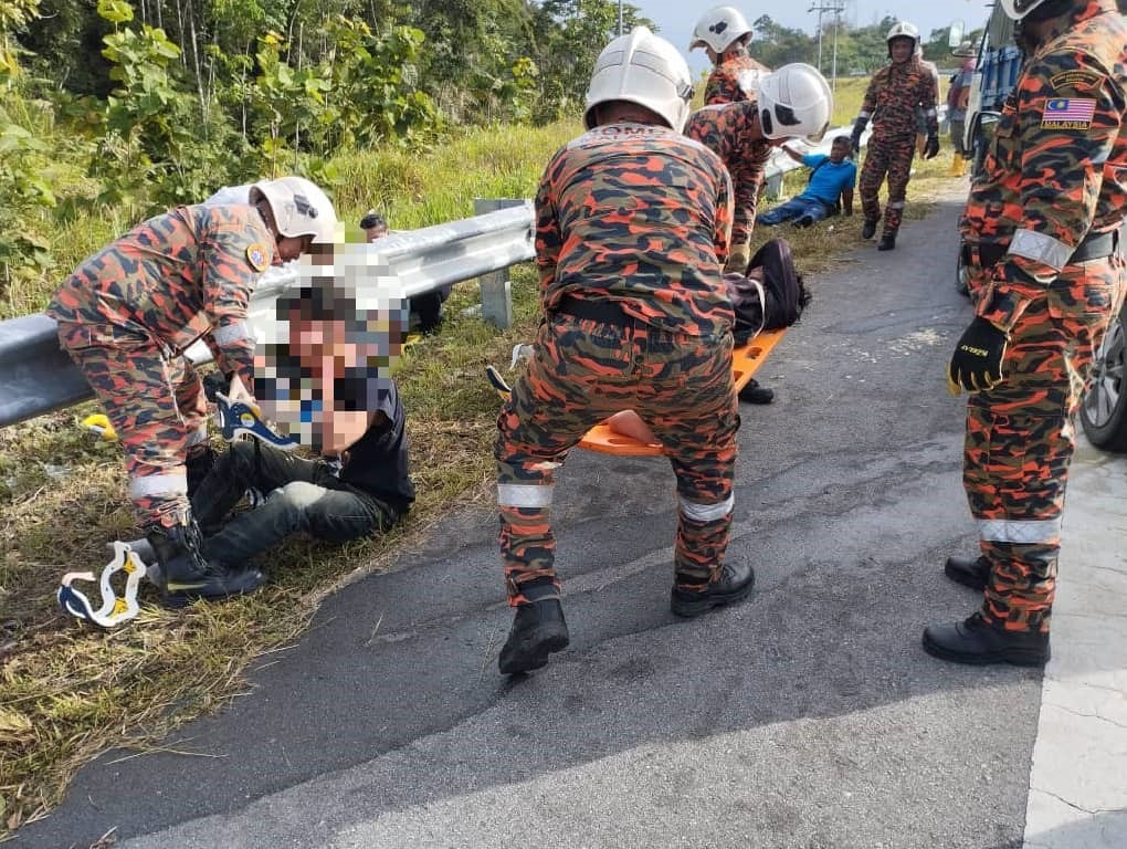 5 Foreigners Hurt in Car-Lorry Crash Along Bukit Sebangkoi Highway 2 5 Foreigners Hurt in Car-Lorry Crash Along Bukit Sebangkoi Highway