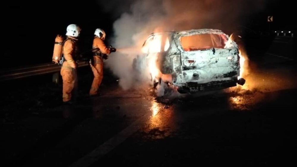 BMW X5 Destroyed by Fire on Jalan Pan Borneo, No Injuries Reported