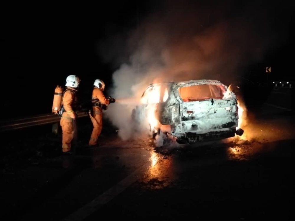 BMW X5 Destroyed by Fire on Jalan Pan Borneo, No Injuries Reported