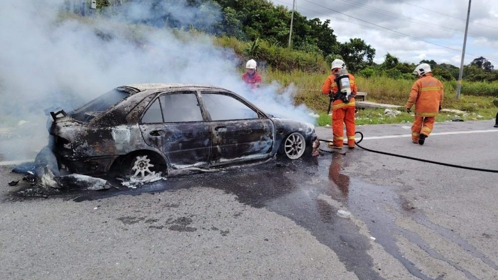 Car Goes Up in Flames at P-Turn in Kampung Sebaya, No Casualties 1 Car Goes Up in Flames at P-Turn in Kampung Sebaya, No Casualties