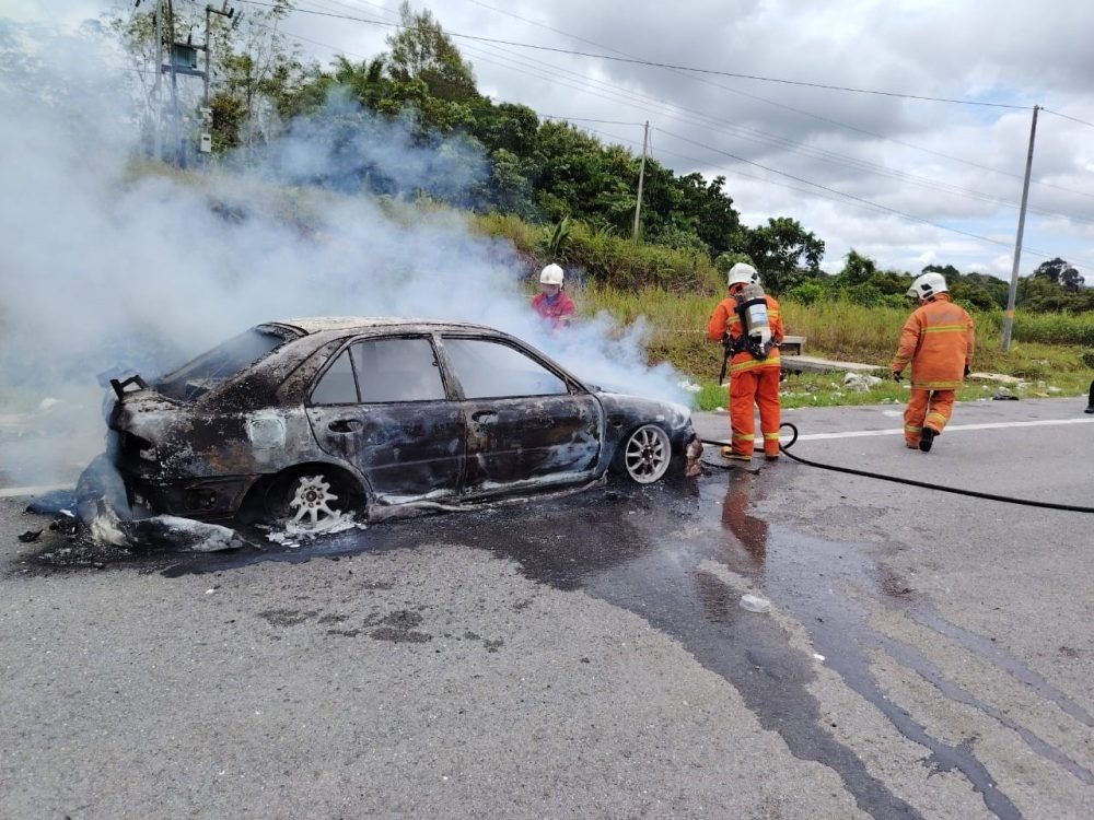 Car Goes Up in Flames at P-Turn in Kampung Sebaya, No Casualties 2 Car Goes Up in Flames at P-Turn in Kampung Sebaya, No Casualties