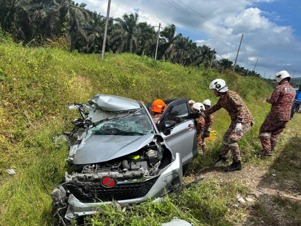 Fatal 4-Vehicle Crash on Jalan Kunak-Tawau Claims Young Driver’s Life 2 Fatal 4-Vehicle Crash on Jalan Kunak-Tawau Claims Young Driver’s Life