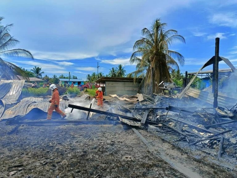 Fire Destroys Two Teacher Quarters Blocks at SK Perpat Saratok 2 Fire Destroys Two Teacher Quarters Blocks at SK Perpat Saratok