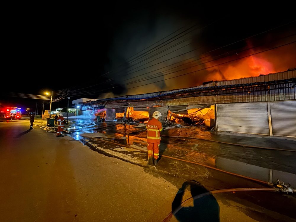 Fire Destroys Vehicle Spare Parts Shop in Miri Early Morning Blaze