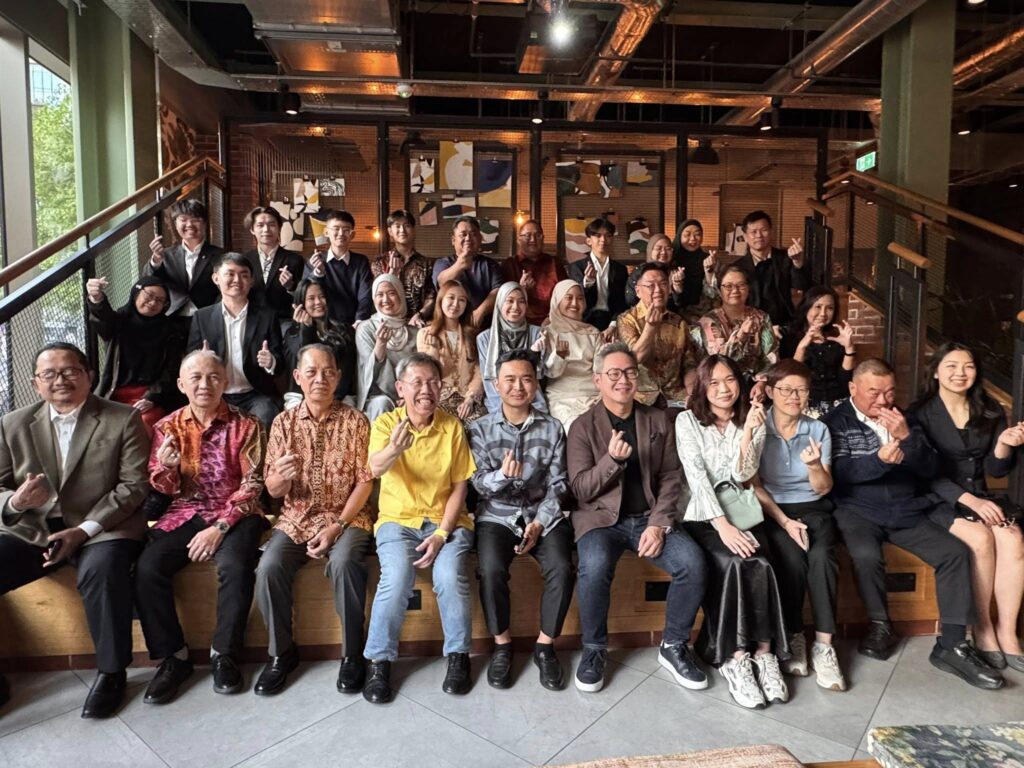 Heartwarming Meet-Up: Sarawak Deputy Premier Bonds with Students in Manchester 2 Heartwarming Meet-Up Sarawak Deputy Premier Bonds with Students in Manchester