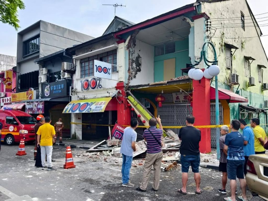 JKR to Investigate Jalan Padungan Shop Collapse for Public Safety 2 JKR to Investigate Jalan Padungan Shop Collapse for Public Safety
