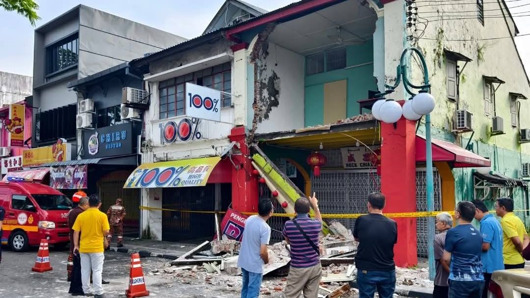 JKR to Investigate Jalan Padungan Shop Collapse for Public Safety