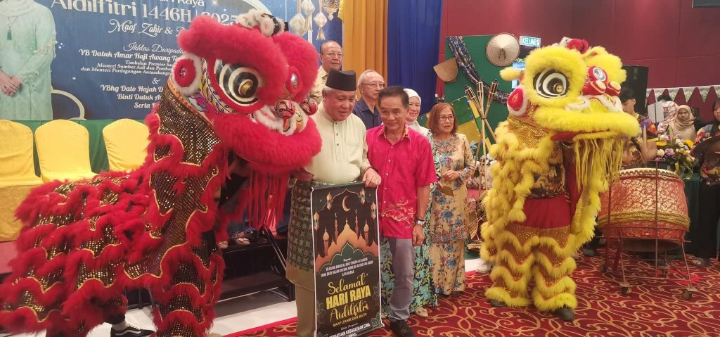 Lion Dance Brings Festive Cheer to Sarawak Deputy Premier’s Aidilfitri Open House in Lawas 2 Lion Dance Brings Festive Cheer to Sarawak Deputy Premier’s Aidilfitri Open House in Lawas