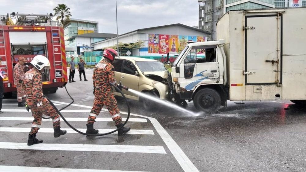 Lorry and MPV Crash at Jalan Pending Injures Three People