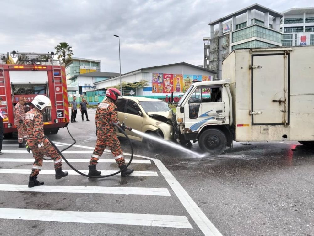 Lorry and MPV Crash at Jalan Pending Injures Three People