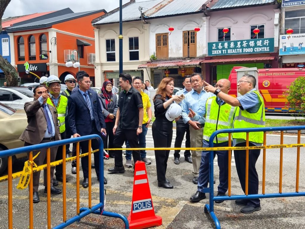 MBKS Responds Swiftly to Collapse of Heritage Building in Kuching 2 MBKS Responds Swiftly to Collapse of Heritage Building in Kuching