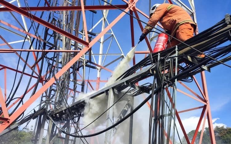 Quick-Thinking Firefighters Save Bintulu Telco Tower from Major Blaze