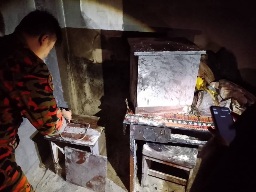 Quick-Thinking Neighbour Saves 8 Units from Fire at Batu 6 Flat 2 Quick-Thinking Neighbour Saves 8 Units from Fire at Batu 6 Flat