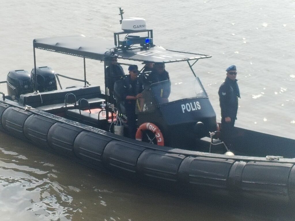 Search for Man Who Fell Off Tun Salahuddin Bridge Resumes Tomorrow 2 Search for Man Who Fell Off Tun Salahuddin Bridge Resumes Tomorrow