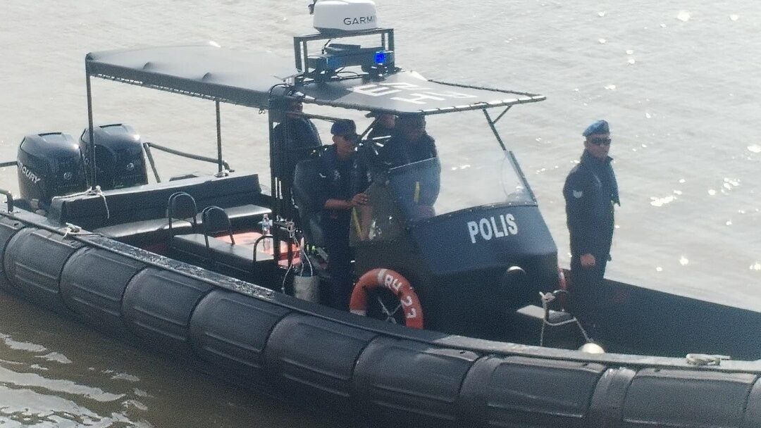 Search for Man Who Fell Off Tun Salahuddin Bridge Resumes Tomorrow 1 Search for Man Who Fell Off Tun Salahuddin Bridge Resumes Tomorrow