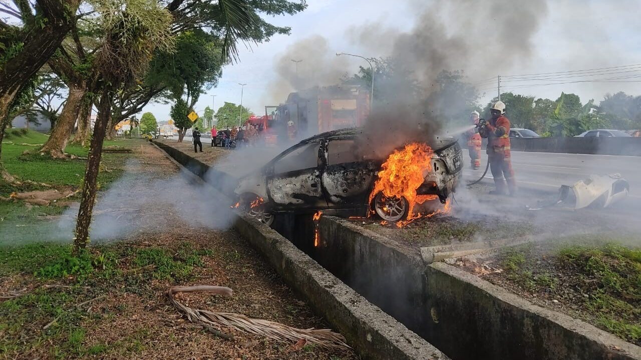 Toyota Vios Engulfed in Flames After Crash, Driver Escapes Unhurt