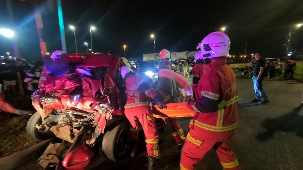 Tragic Late-Night Crash at Bintulu Paragon: Two Dead, Two Injured 2 Tragic Late-Night Crash at Bintulu Paragon Two Dead, Two Injured