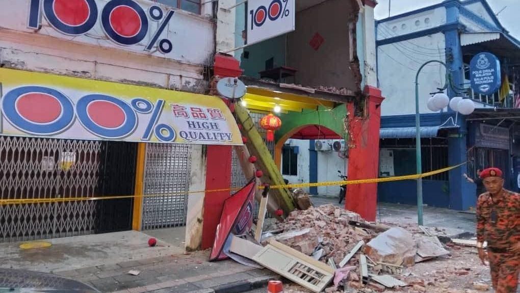 Wall Collapses on Jalan Padungan, No Injuries Reported in Morning Scare
