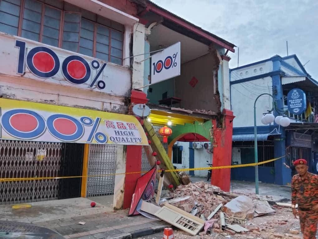 Wall Collapses on Jalan Padungan, No Injuries Reported in Morning Scare