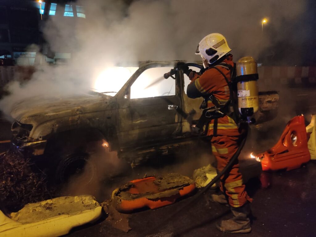 4WD Car Catches Fire Near 101 Kuching, No Injuries Reported