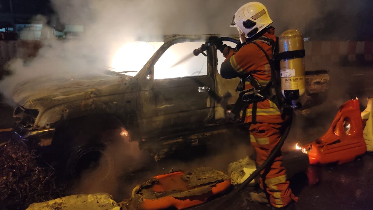 4WD Car Catches Fire Near 101 Kuching, No Injuries Reported