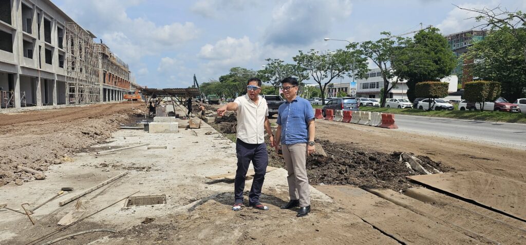 Batu Kawa Drainage Upgrade: Councilor & Pemanca Joins Site Inspection 2 Batu Kawa Drainage Upgrade Councilor & Pemanca Joins Site Inspection