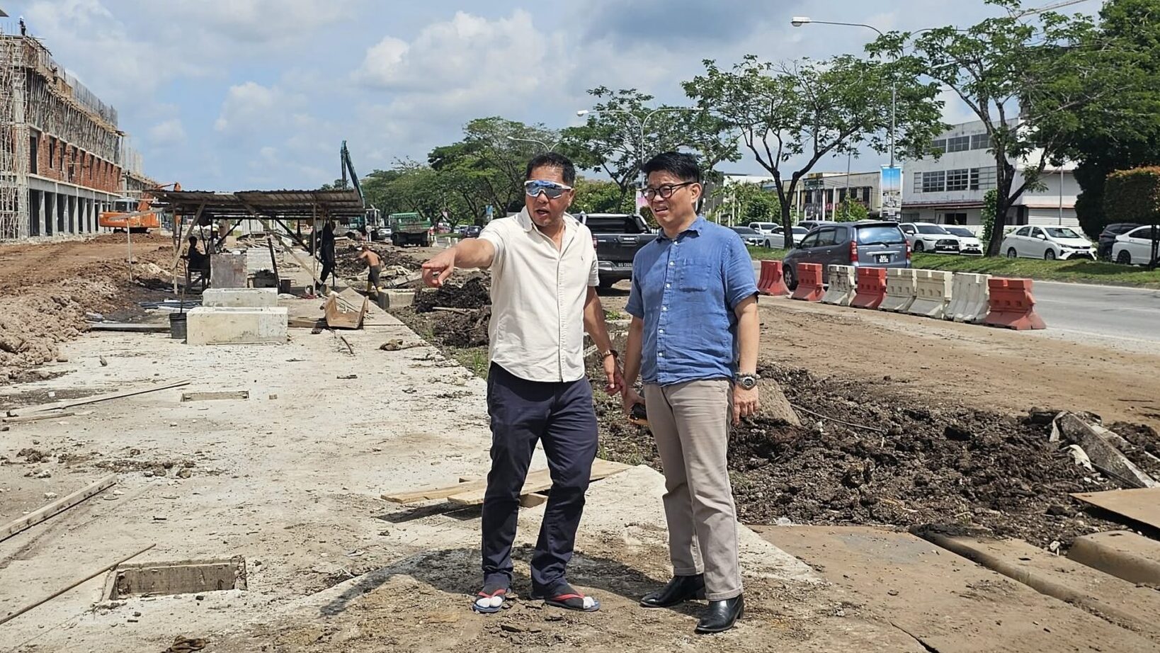 Batu Kawa Drainage Upgrade: Councilor & Pemanca Joins Site Inspection 1 Batu Kawa Drainage Upgrade Councilor & Pemanca Joins Site Inspection