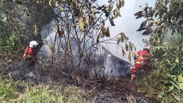 Car Catches Fire in Sibu, Two Escape Without Injuries