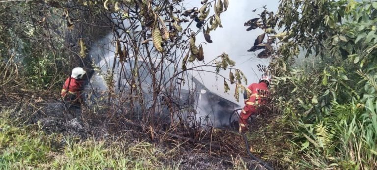 Car Catches Fire in Sibu, Two Escape Without Injuries