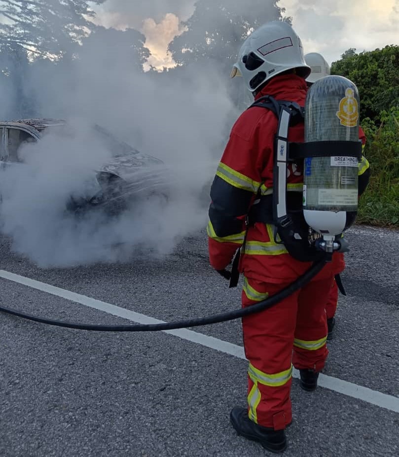 Car Catches Fire on Sungai Menyan Bridge, Fully Destroyed 2 Car Catches Fire on Sungai Menyan Bridge, Fully Destroyed