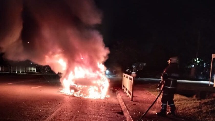 Car Fire Destroys Sedan in Desa Ilmu, No Injuries Reported