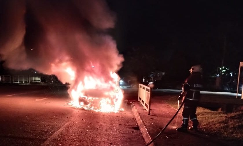 Car Fire Destroys Sedan in Desa Ilmu, No Injuries Reported