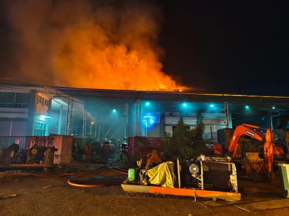 Double-Storey Workshops Catch Fire in Sibu’s Jalan Wawasa 2 Double-Storey Workshops Catch Fire in Sibu’s Jalan Wawasa