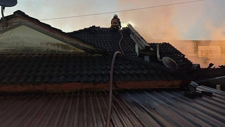 Early Morning Fire Destroys Semi-D House in Taman Lee Ling