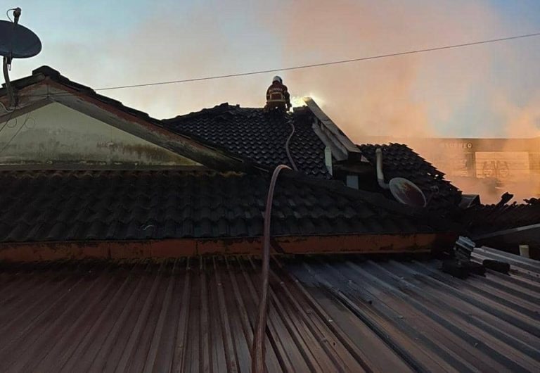 Early Morning Fire Destroys Semi-D House in Taman Lee Ling