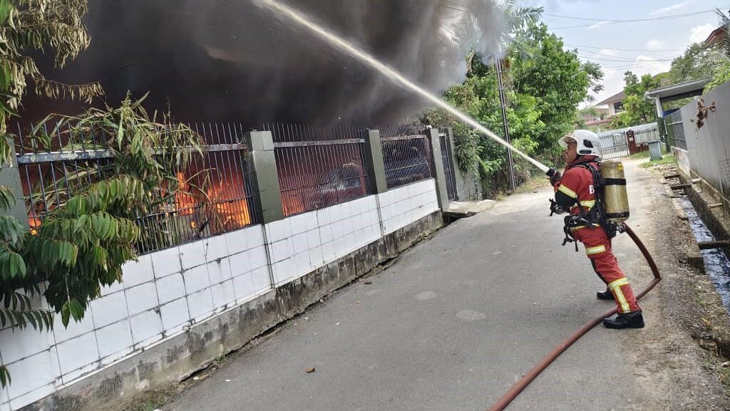 Fire Destroys Two Semi-D Houses in Sibu, Fireworks Found Inside
