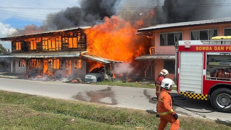 Kampung Sungai Pegei Fire 4 Families Lose Home in Mukah Blaze