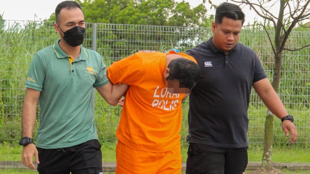 Kelantan Teacher Stabs Own Son with Vegetable Knife