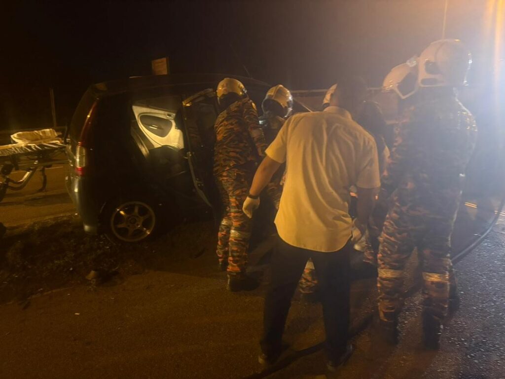 Man Injured After Crashing Into Guardrail on Sarawak River Bridge