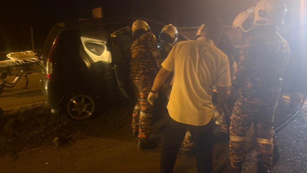 Man Injured After Crashing Into Guardrail on Sarawak River Bridge