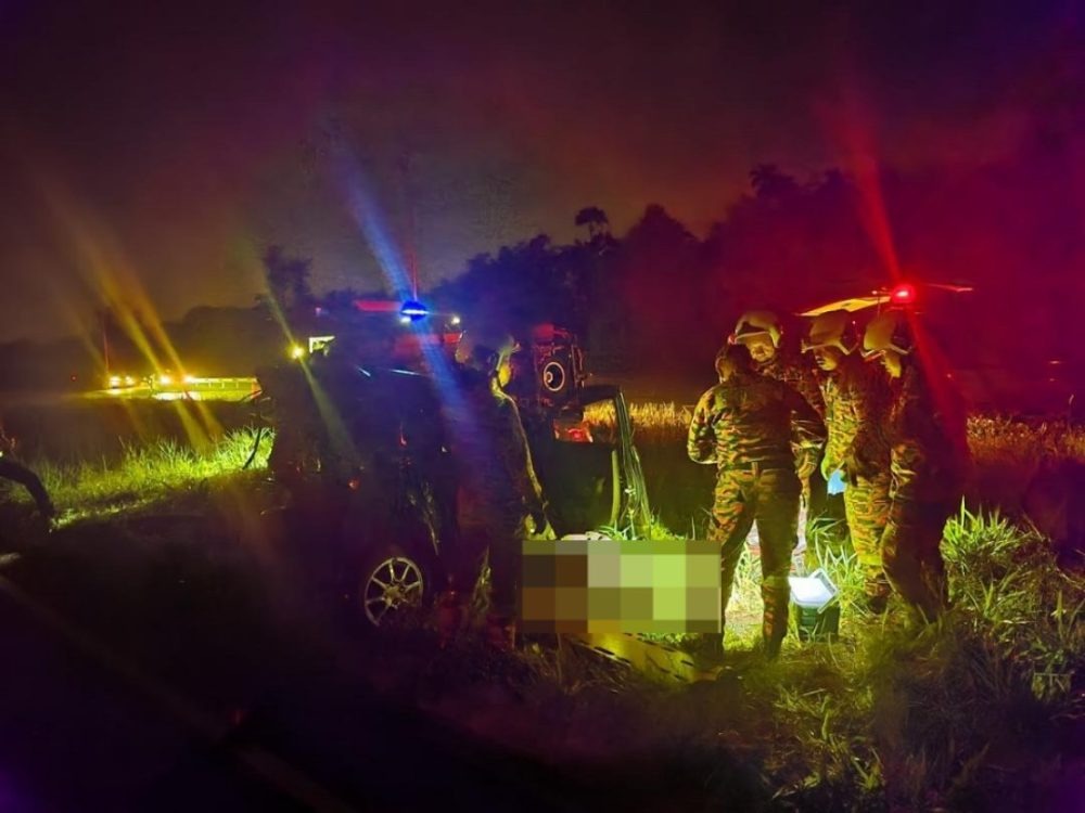 Man Thrown Out in Early Morning Crash on Jalan Diplomatik 2 Man Thrown Out in Early Morning Crash on Jalan Diplomatik