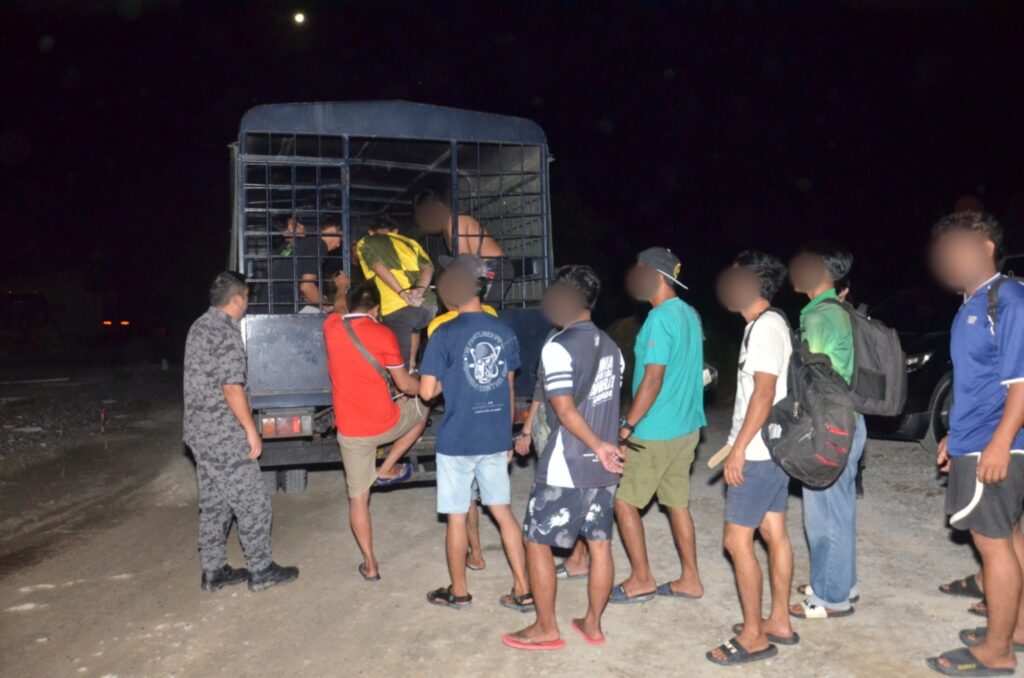 Midnight Immigration Raid in Kuching: 25 Foreigners Detained 2 Midnight Immigration Raid in Kuching 25 Foreigners Detained