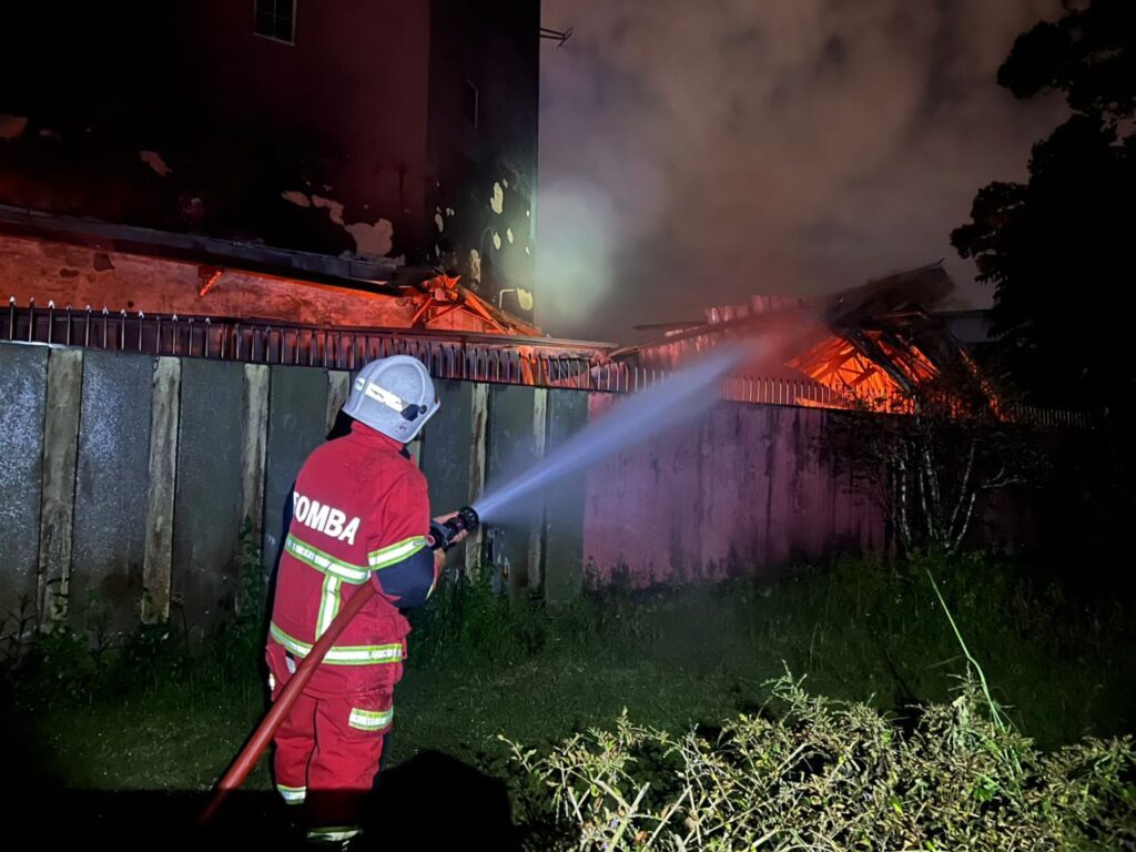 Quick Action Saves Sibu Furniture Warehouse From Major Fire 2 Quick Action Saves Sibu Furniture Warehouse From Major Fire