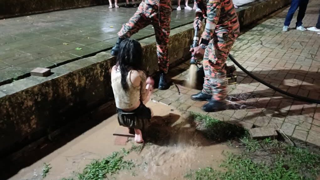 Quick Action Saves Teen Girl Who Fell Off Sibu Riverbank